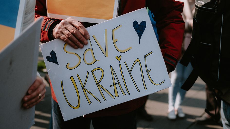 Auf dem Bild wird ein Plakat dargestellt auf dem "save Ukraine" notiert wurde
