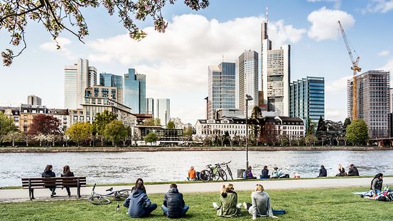 Das Bild zeigt Menschen in ihrem Alltag in einer deutschen Stadt.