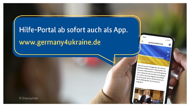 Zwei Hände halten ein Smartphone. Auf dem Bildschirm wird die Germany4Ukraine-App angezeigt. Links daneben steht in einer Sprachblase: "Hilfe-Portal ab sofort auch als App. www.germany4ukraine.de".