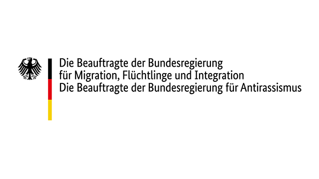 Neben dem Bundesadler, der nach rechts blickt, befindet sich die deutsche Flagge.Neben diesen Symbolen steht "Beauftragte der Bundesregierung für Migration,Flüchtlinge und Integration.Die Beauftragte der Bundesregierung für Antirassismus.