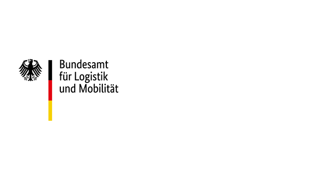 Auf dem Logo ist ein Bundesadler abgebildet, der nach rechts blickt. Neben dem Adler befindet sich die deutsche Flagge, die horizontal unterteilt ist. Neben diesen Symbolen steht "Bundesamt für Logistik und Mobilität" in schwarzer Schrift.