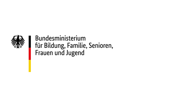 Auf dem Logo ist ein Bundesadler abgebildet, der nach rechts blickt. Neben dem Adler befindet sich die deutsche Flagge, die horizontal unterteilt ist. Neben diesen Symbolen steht "Bundesministerium für Bildung,Familie,Senioren,Frauen und Jugend".