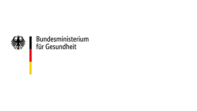 Auf dem Logo ist ein Bundesadler abgebildet, der nach rechts blickt. Neben dem Adler befindet sich die deutsche Flagge, die horizontal unterteilt ist. Neben diesen Symbolen steht "Bundesministerium für Gesundheit" in schwarzer Schrift.