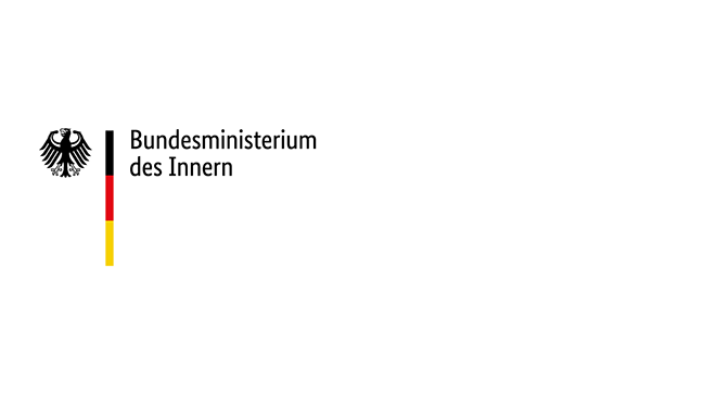 Auf dem Logo ist ein Bundesadler abgebildet, der nach rechts blickt. Neben dem Adler befindet sich die deutsche Flagge, die horizontal unterteilt ist. Neben diesen Symbolen steht "Bundesministerium des Innern" in schwarzer Schrift.