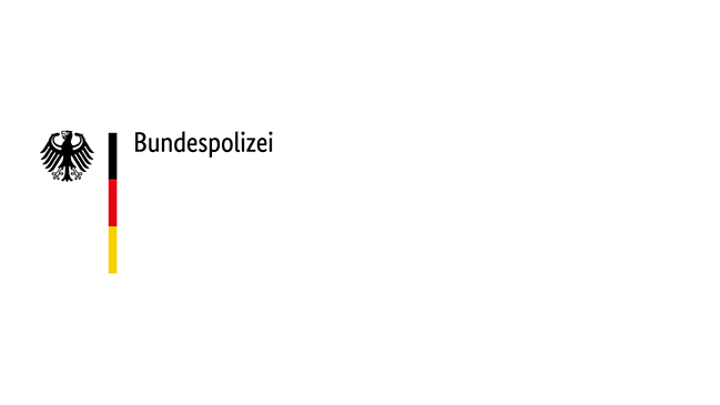 Auf dem Logo ist ein Bundesadler abgebildet, der nach rechts blickt. Neben dem Adler befindet sich die deutsche Flagge, die horizontal unterteilt ist. Neben diesen Symbolen steht "Bundespolizei" in schwarzer Schrift.