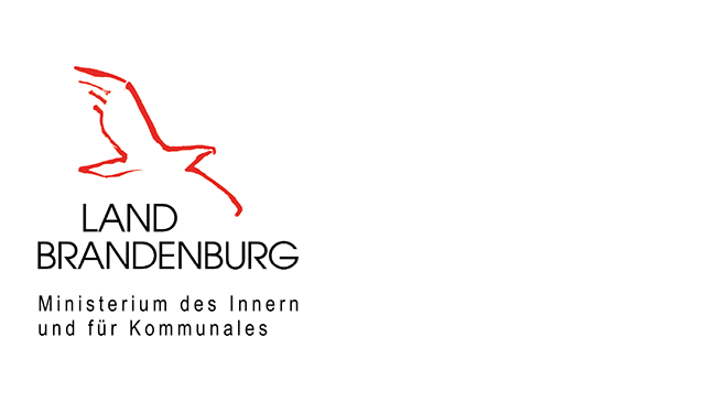 ein roter Vogel mit dem Text darunter "Land Brandenburg - Ministerium des Innern und für Kommunales"