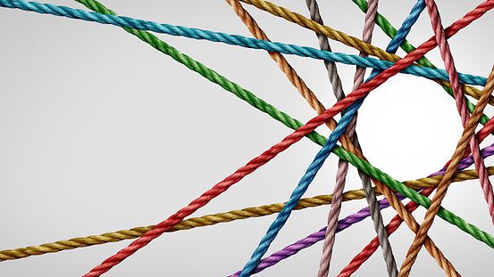 Das Bild zeigt ein gespanntes Netz aus Seilen, welches die Angebote von Sozialleistungen für Ukrainer symbolisieren.