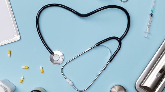 Das Bild zeigt ein Stethoskop und weitere medizinische Utensilien, Symbol für medizinische Hilfe für Flüchtlinge.